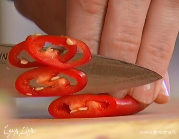 Перец чили, удалив семена, нарезать колечками.