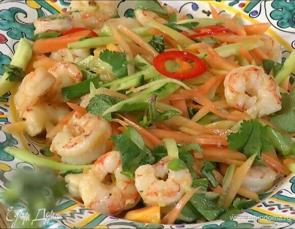 Огурцы, папайю, чили и всю зелень выложить к креветкам и перемешать.