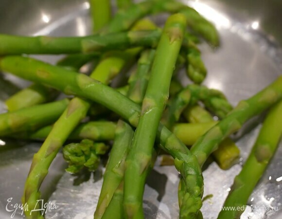 Спаржу, отломив грубые черенки, на несколько минут опустить в кипящую подсоленную воду, затем откинуть на дуршлаг.