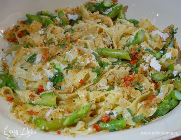 Мяту мелко порубить, посыпать пасту и сбрызнуть оставшимся оливковым маслом.