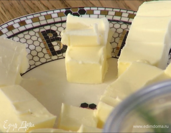 Предварительно охлажденное сливочное масло нарезать кубиками.