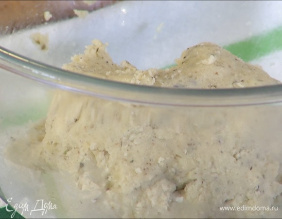 Пересыпать крошку в глубокую миску и рукой вымесить тесто (если понадобится, вливать по 1 ч. ложке ледяную воду).