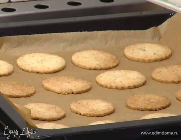 Выложить кружки на выстеленный бумагой для выпечки противень и выпекать в разогретой духовке 10–12 минут.