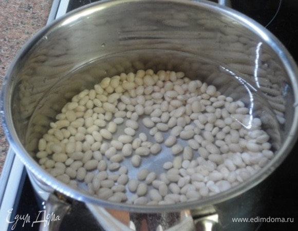 Фасоль замочить на ночь. Утром воду слить, залить свежей водой и варить до готовности, около часа. Не солить! Грибы (если используете) можно тоже промыть и замочить на ночь. Варить в этой же воде минут 30–40.