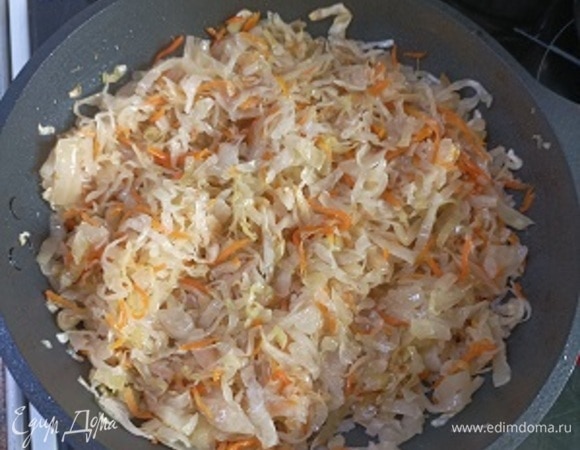 В сковороде разогреть 2–3 ст. л. растительного масла. Капусту отжать, при необходимости промыть и выложить в сковороду. Добавить сахар и тушить, помешивая, минут 30, пока капуста хорошо не смягчится и не уменьшится в объеме. Переложить в кастрюлю или сотейник, где будет готовиться блюдо.