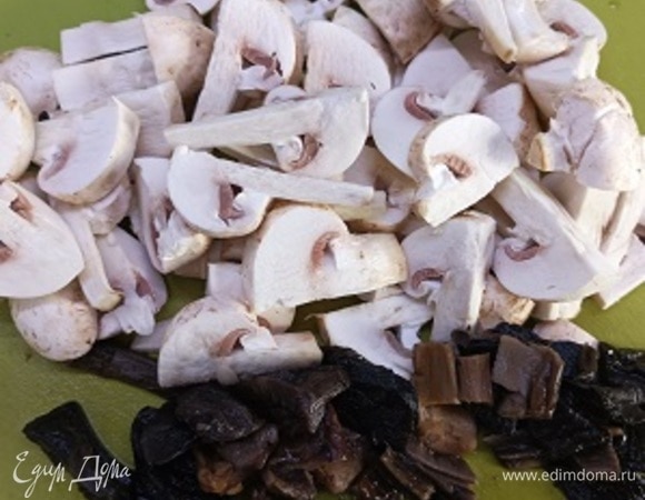 Лук нарезать кубиками или полукольцами. Шампиньоны нарезать на кусочки среднего размера. В сковороде вначале обжарить лук, затем к нему выложить грибы и тушить, помешивая, до уменьшения в объеме. Выложить к капусте.