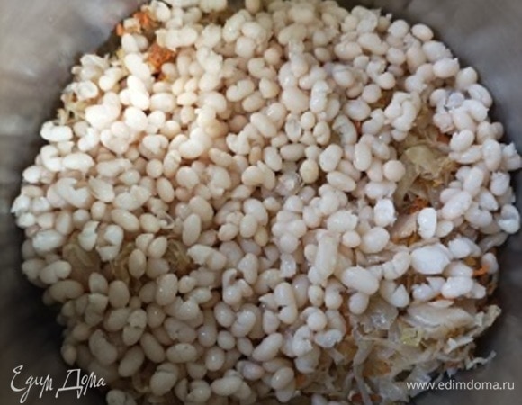 Сюда же выложить фасоль без жидкости, перемешать, прогреть несколько минут.