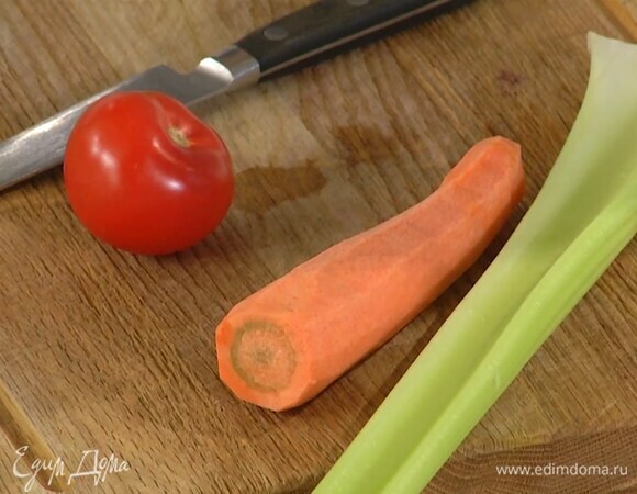 Подготовить овощи для варки чечевицы: морковь почистить и крупно порезать, стебель сельдерея разрезать на 3‒4 части, помидор надрезать крест-накрест, чеснок почистить.