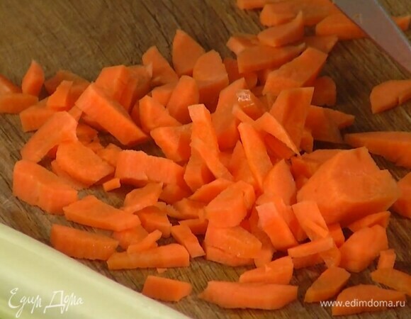 Оставшуюся морковь почистить и нарезать небольшими кусочками.