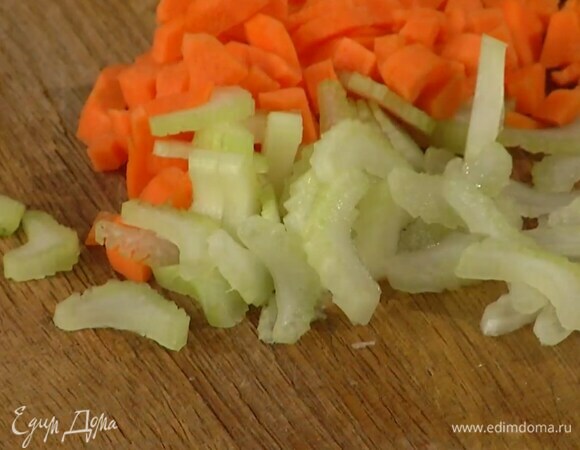 Стебель сельдерея очистить от грубых волокон и тонко порезать поперек.