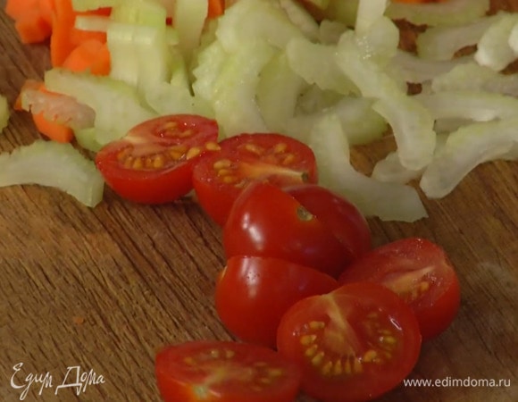 Черри разрезать пополам.