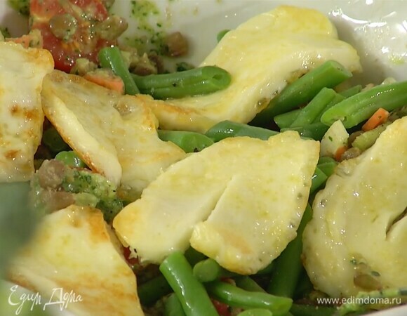  В глубокую миску выложить теплую чечевицу, черри, морковь, сельдерей, смазать заправкой и перемешать, затем добавить фасоль, все посолить, поперчить, сбрызнуть оливковым маслом Extra Virgin, сверху разложить халуми.