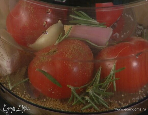 Приготовить маринад: в чашу блендера выложить помидоры, очищенный шалот и чеснок, листья розмарина, всыпать кориандр, паприку, перец, соль и все взбить, затем добавить аджику, газированную воду и еще немного взбить.