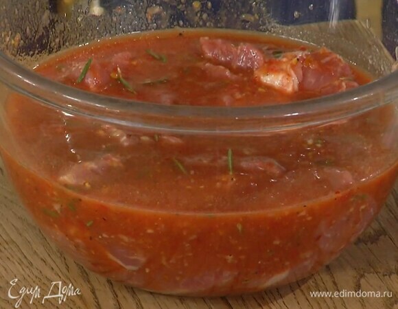 Мясо нарезать крупными кусочками, залить маринадом и дать постоять минимум 2 часа.