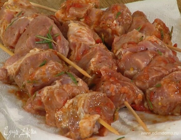 Деревянные шпажки замочить на пару часов в воде, затем нанизать на них мясо и выложить на бумажное полотенце, чтобы удалить излишки маринада.