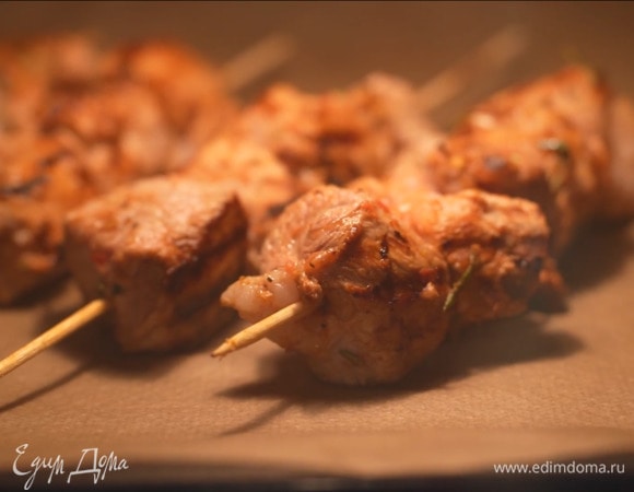 Обжарить мясо со всех сторон на разогретой сковороде-гриль, затем переложить на выстеленный бумагой для выпечки противень и запекать в разогретой духовке до готовности.