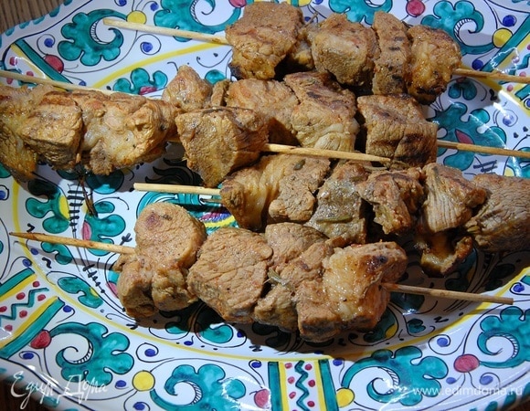 Готовый шашлык полить выделившимся соком и дать мясу немного отдохнуть.