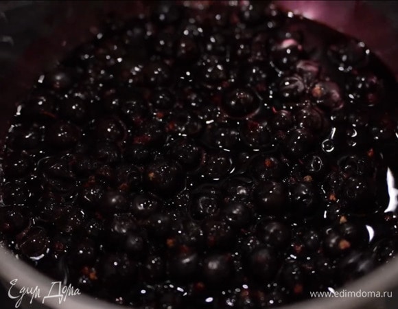 Черную смородину всыпать в сотейник, влить 5 ст. ложек воды и 5 минут прогревать на небольшом огне, затем переложить в стакан для взбивания и измельчить погружным блендером.