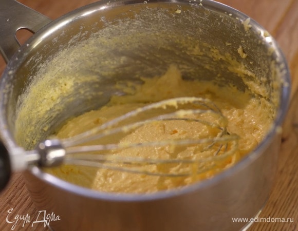 Желтки отделить от белков. Желтки выложить в кастрюлю, всыпать сахар, перемешать и прогревать на водяной бане, непрерывно взбивая блендером с насадкой-венчиком, так чтобы сахар растворился и желтки не заварились, затем снять с огня и продолжать вымешивать венчиком еще некоторое время.