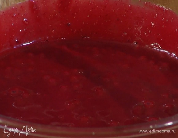 Протереть черносмородиновую массу через сито, добавить желатин, желтки с сахаром и взбить все погружным блендером в однородную массу.