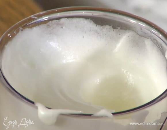 Белки взбить блендером с насадкой-венчиком в пышную массу.