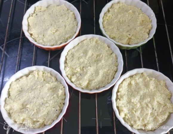 Формочки (у меня диаметр 9 см) смазать сливочным маслом, разложить кабачковую массу и сверху в каждую формочку по 1 ч. л. (5 г) сливочного масла.