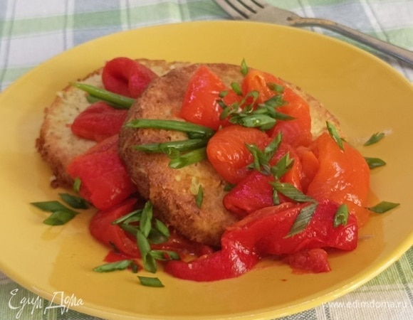 Или с домашними заготовками, как печеный перец с маслом. Да и свежий салат будет хорош.