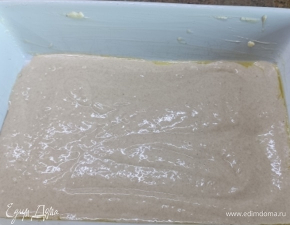 В миске слегка взбиваем яйца венчиком, добавляем кефир, майонез, соль, соду и муку. Перемешиваем. В этот раз я использовала цельнозерновую муку. Форму для выпечки (у меня 16 х 26) смазываем сливочным маслом и выливаем половину теста.