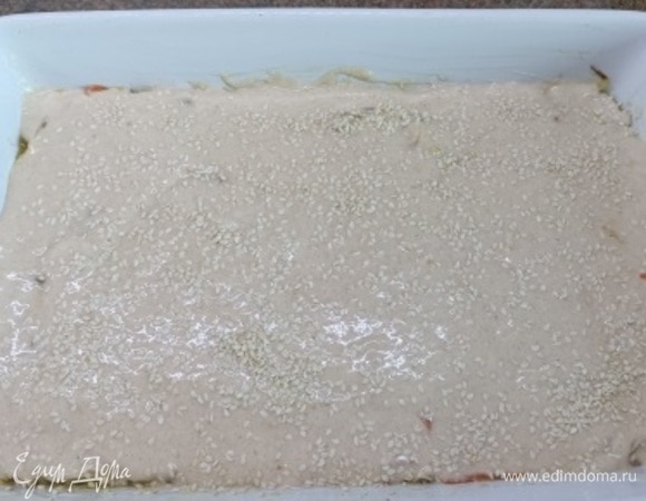 Накрываем оставшимся тестом. Можно посыпать кунжутом.