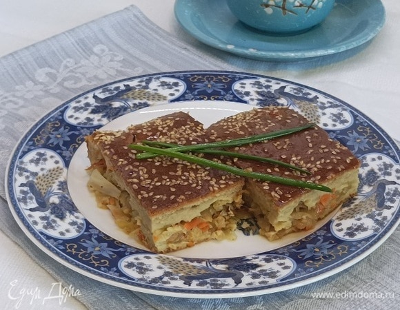 Отправляем пирог в разогретую духовку, выпекаем 40 минут, пока верх не подрумянится. Подаем слегка остывшим.