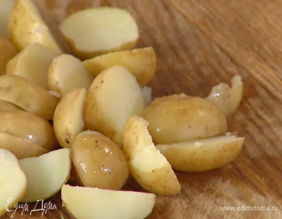 Картофель промыть, отварить в мундире и разрезать пополам.