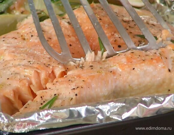 Семгу поместить на фольгу, слегка посолить, поперчить и сбрызнуть оливковым маслом, сверху разложить дольки лайма, разрезанный на части розмарин и запекать в разогретой духовке 15–20 минут. Затем лайм и розмарин удалить, семгу разделить на крупные кусочки.