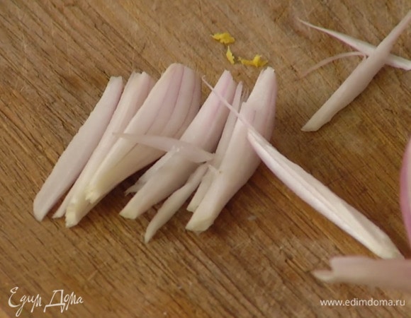 Шалот почистить, нарезать соломкой, залить уксусом и дать постоять.