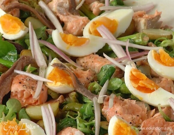 Цедру лимона натереть на мелкой терке и перемешать с листьями салата, смазать половиной заправки и выложить на блюдо. Сверху разложить спаржу, горошек, оливки, картофель, семгу, яйца, оставшиеся анчоусы и замаринованный шалот с частью уксуса, все посолить, поперчить, выложить оставшуюся заправку.