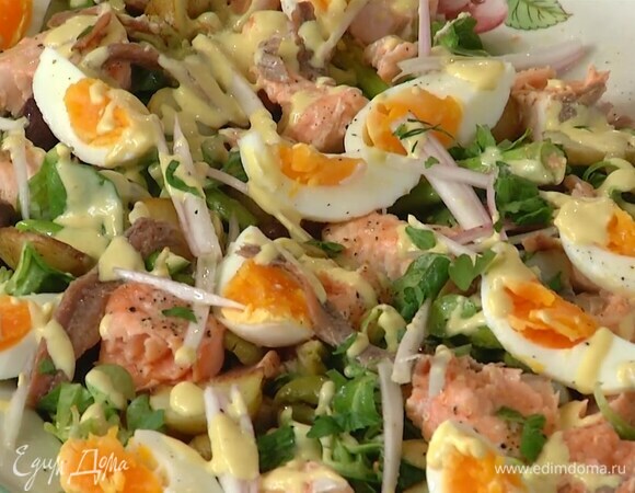 Петрушку порвать руками и украсить салат.