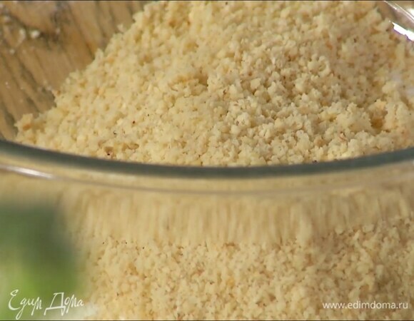 Фундук измельчить в блендере в мелкую крошку.