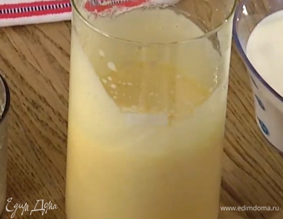 Яйца с сахаром взбить блендером с насадкой-венчиком в плотную, светлую массу.