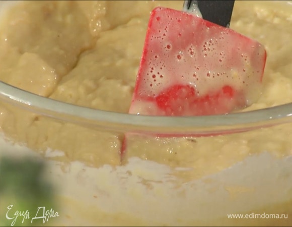 Муку перемешать с разрыхлителем, солью, измельченным фундуком, добавить сметану, взбитые яйца, цедру лимона, влить лимонный сок и вымешать лопаткой.