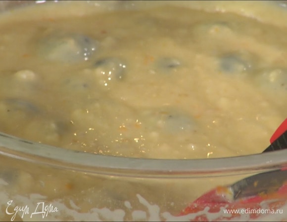 Голубику добавить в тесто, все перемешать.