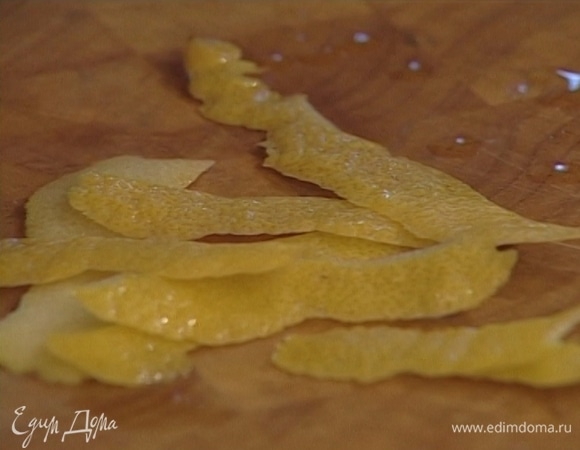 С половинки лимона тонким слоем срезать цедру, выжать из него сок.