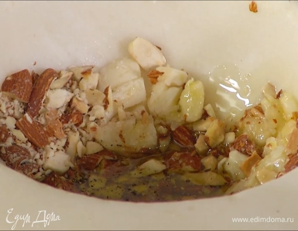 Миндаль измельчить в ступке на крупные кусочки, добавить очищенный чеснок, 1/2 ч. ложки соли и все размять, затем влить 3 ст. ложки оливкового масла и лимонный сок, всыпать кориандр, щепотку черного перца и перемешать.