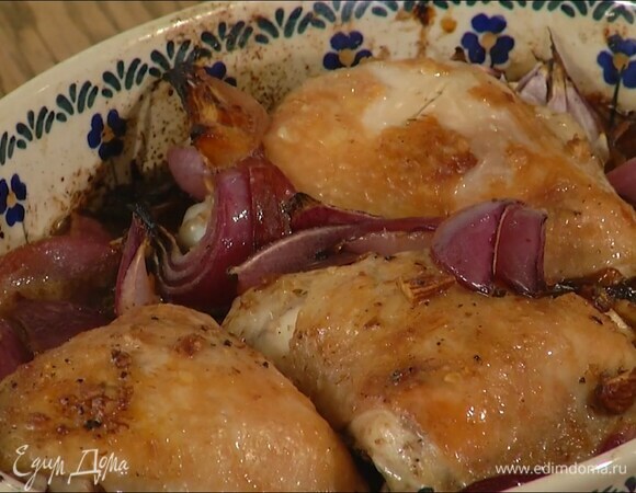 Затянуть форму пищевой фольгой и запекать в разогретой духовке 10–15 минут, затем фольгу удалить и запекать еще 15 минут до образования золотистой корочки.