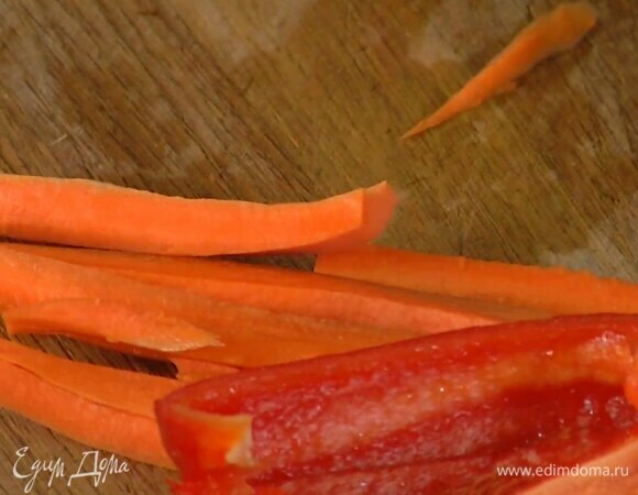 Морковь почистить и разрезать вдоль на несколько частей.
