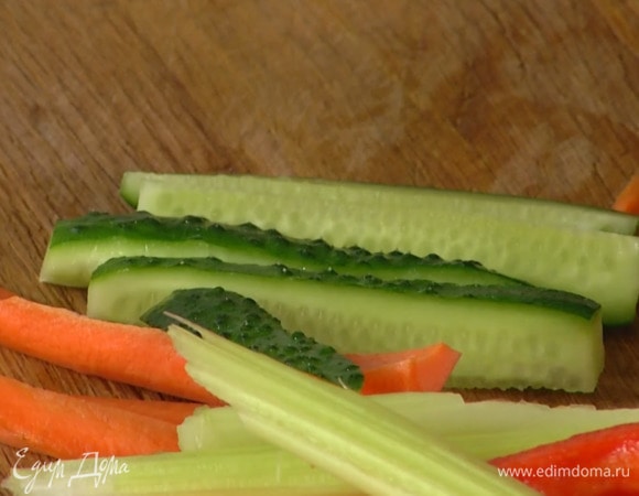 Огурец нарезать вдоль тонкими палочками.