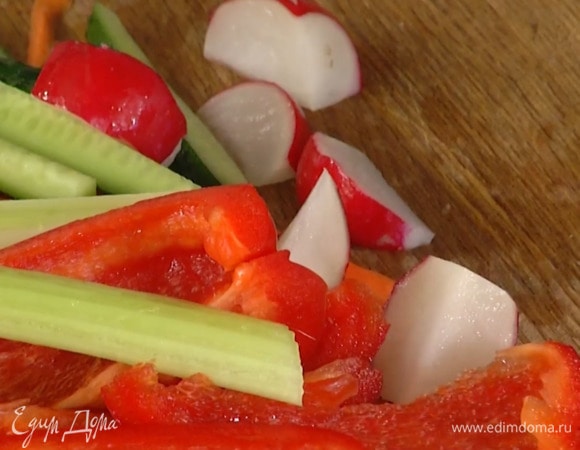 Редис разрезать на 6–8 частей.