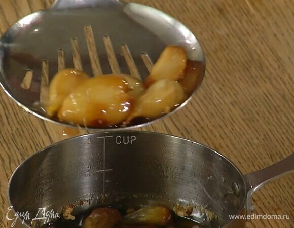 Приготовить конфи: чеснок почистить, выложить в маленький сотейник, залить оливковым маслом и томить на маленьком огне 45–50 минут.