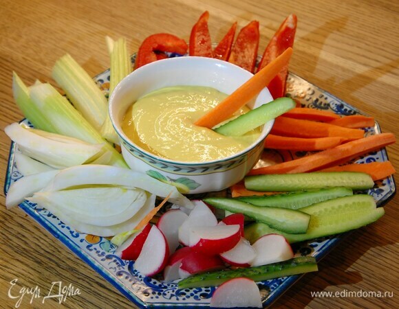 Подготовленные овощи выложить на тарелку, в центр поместить пиалу с соусом айоли.