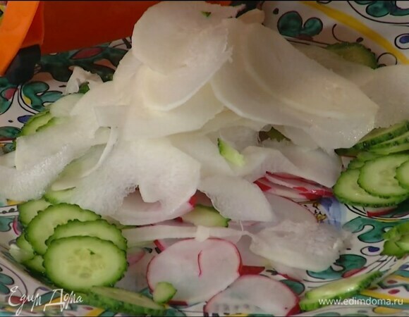 Очищенный дайкон, огурцы и редис натереть на терке тонкими слайсами.