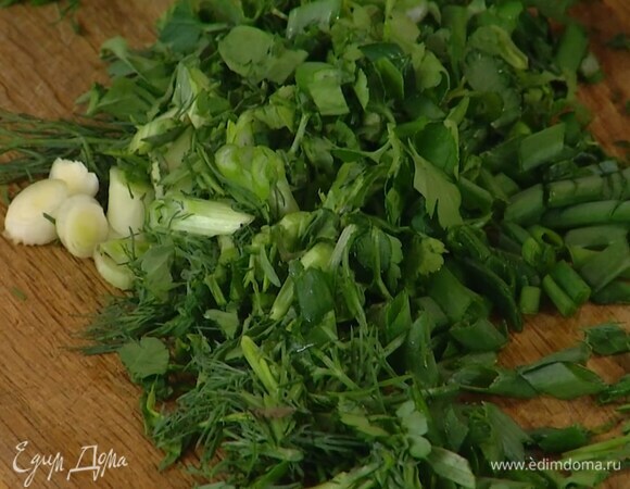 Всю зелень мелко порезать.