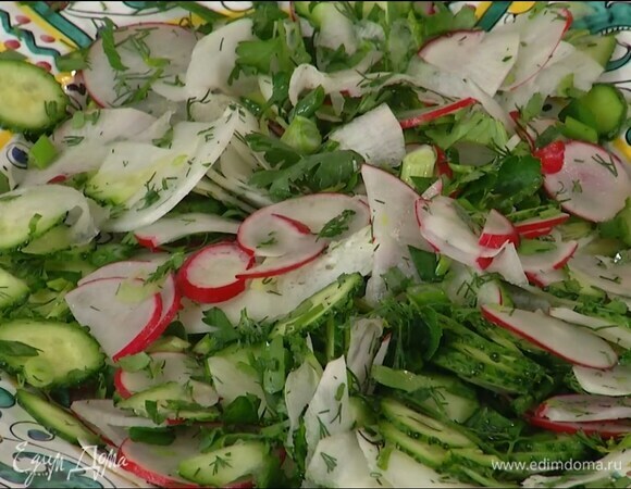 Выложить подготовленные овощи и зелень на большую тарелку, все перемешать.